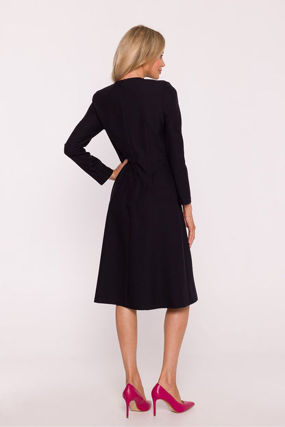 Close-up of the long sleeves and trapezoidal silhouette of the Stylove daydress, illustrating classic luxury and sophisticated style.