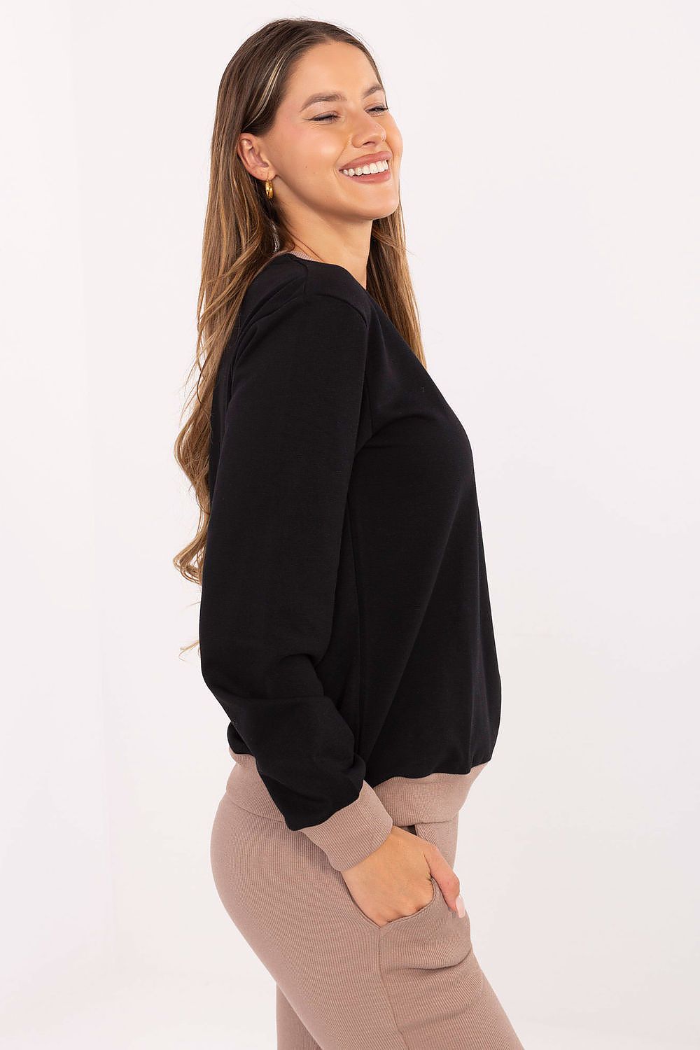 Style detail of the Relevance women’s sweatshirt showcasing a classic round neckline and long sleeves, designed for ultimate comfort and sophistication.