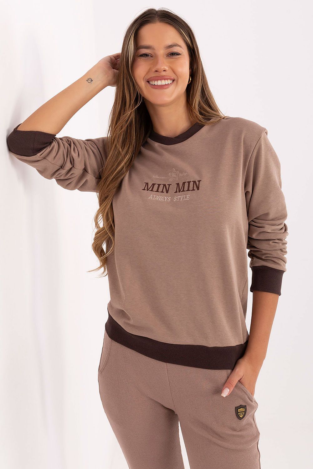 Luxurious women's sweatshirt in EU size 0 by Relevance, showcasing a modern design with long sleeves and refined embroidery details.