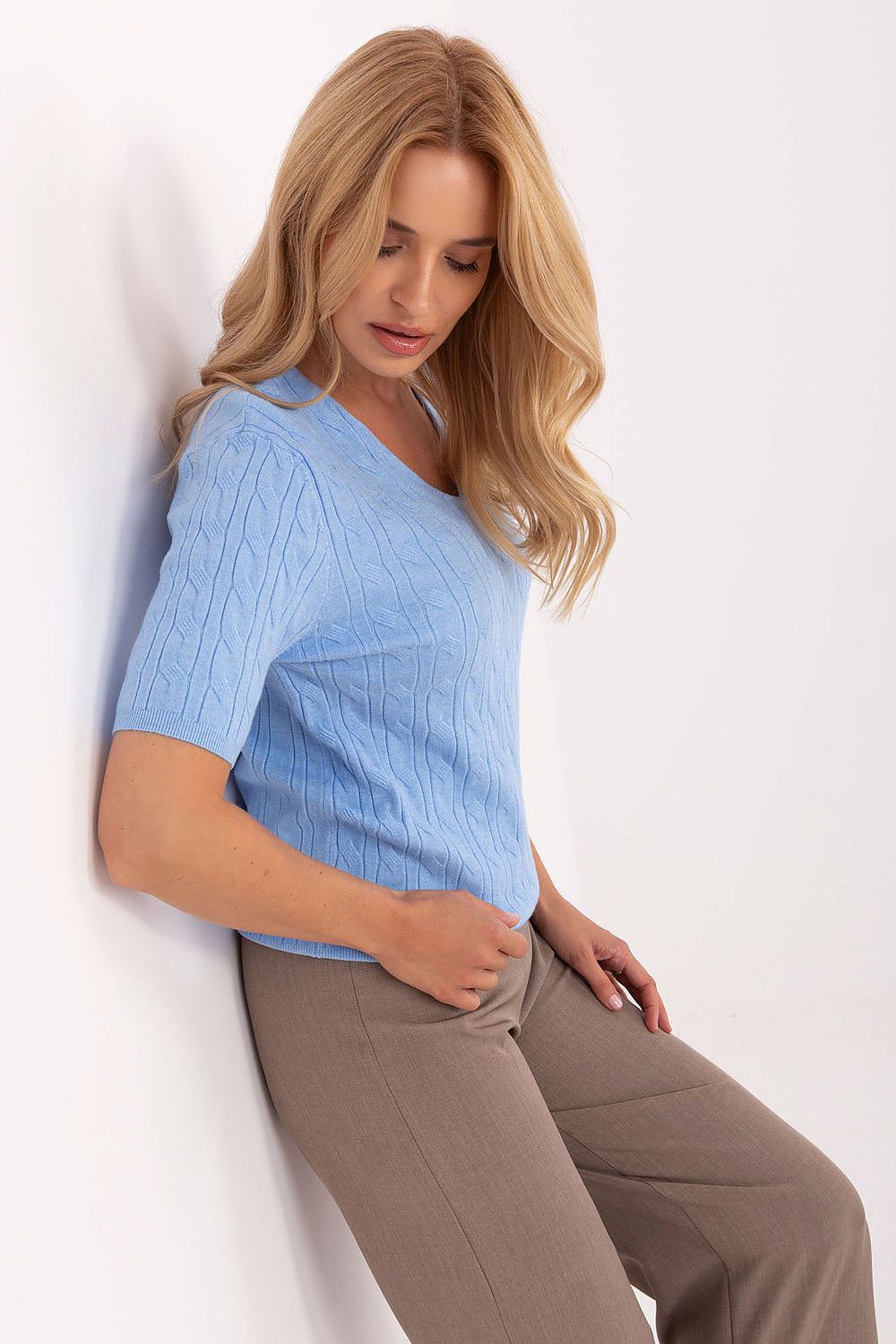 Sophisticated women's sweater in delicate hues, created by Factory Price, combining elegance and comfort for any occasion, tailored for EU size 0.