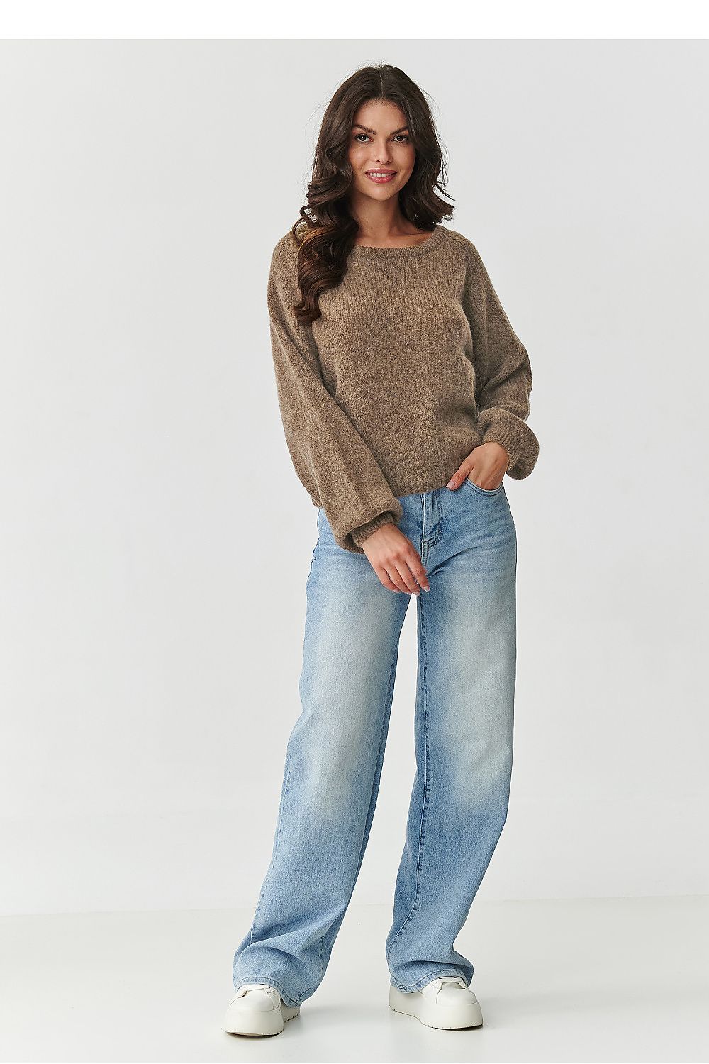 Elegant women's jumper by Makadamia made from luxurious kid mohair, wool, and acrylic, showcasing soft texture and classic cut.