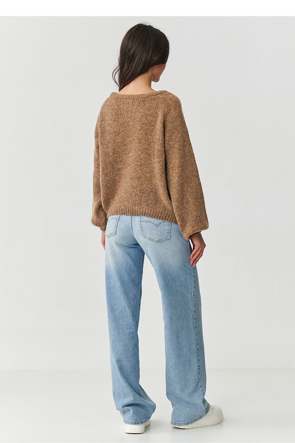 Detail of the neckline of Makadamia women's jumper, elegantly designed to accentuate the collarbone.