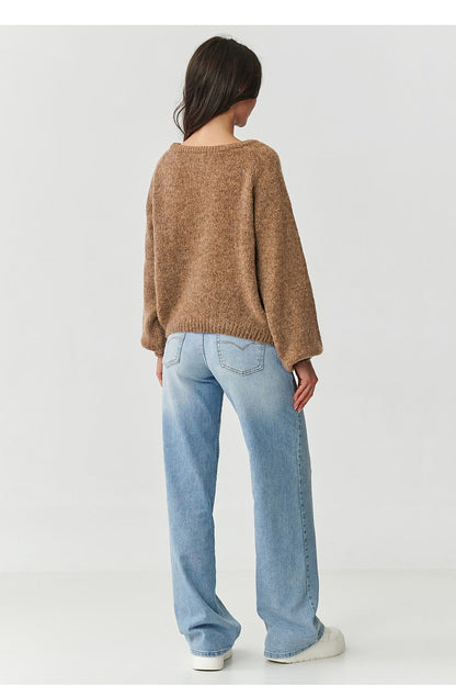 Detail of the neckline of Makadamia women's jumper, elegantly designed to accentuate the collarbone.