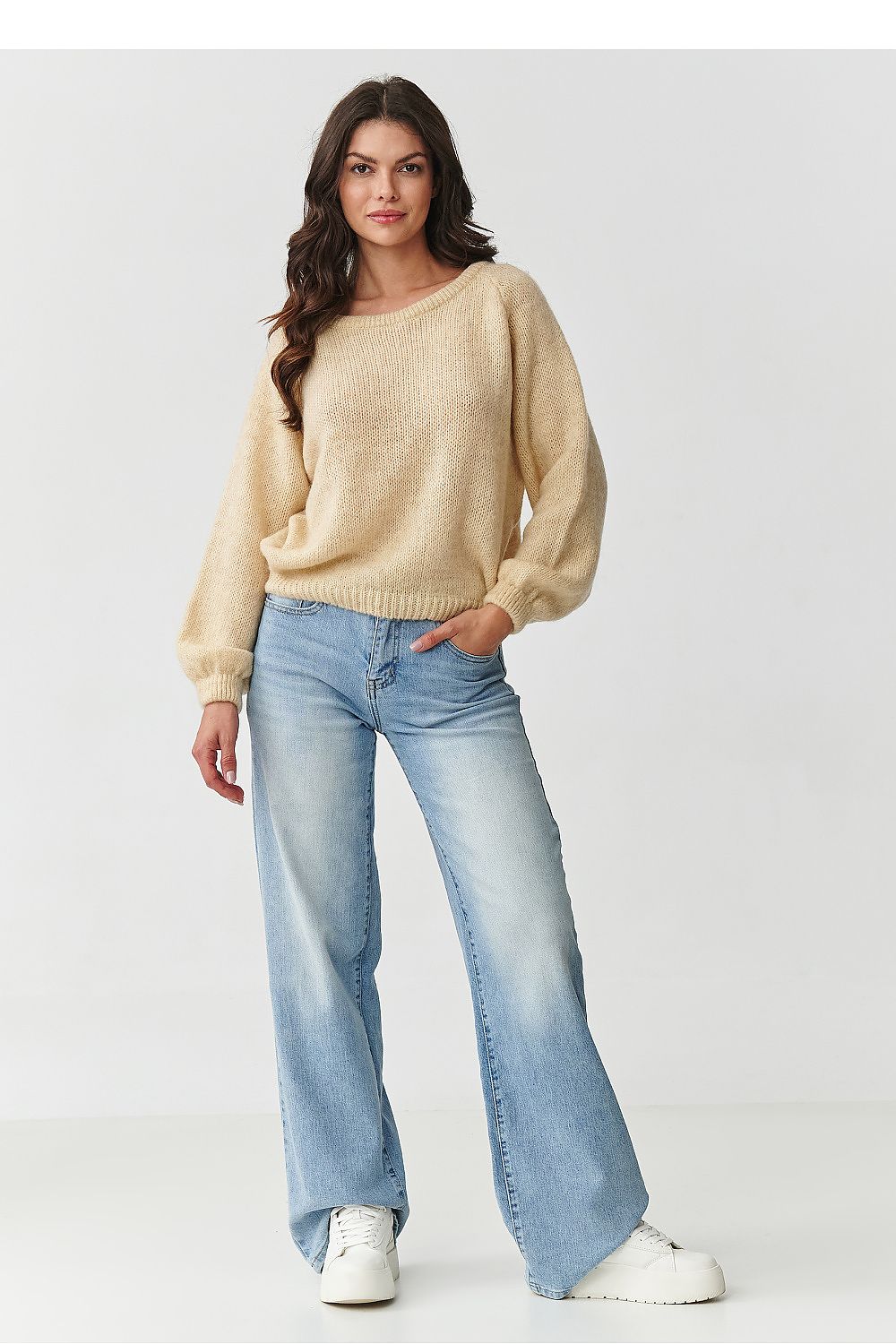 Elegant women's jumper from Makadamia, crafted from luxurious kid mohair, wool, and acrylic, showcasing a soft and warm texture in various fashionable shades.
