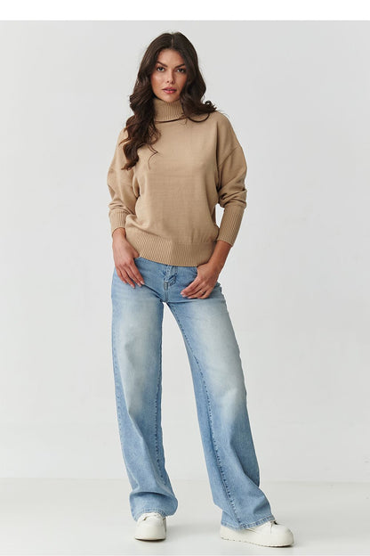 Sophisticated Makadamia women's oversized turtleneck sweater, emphasizing a comfortable fit with dropped shoulders and elastic cuffs for timeless fashion.