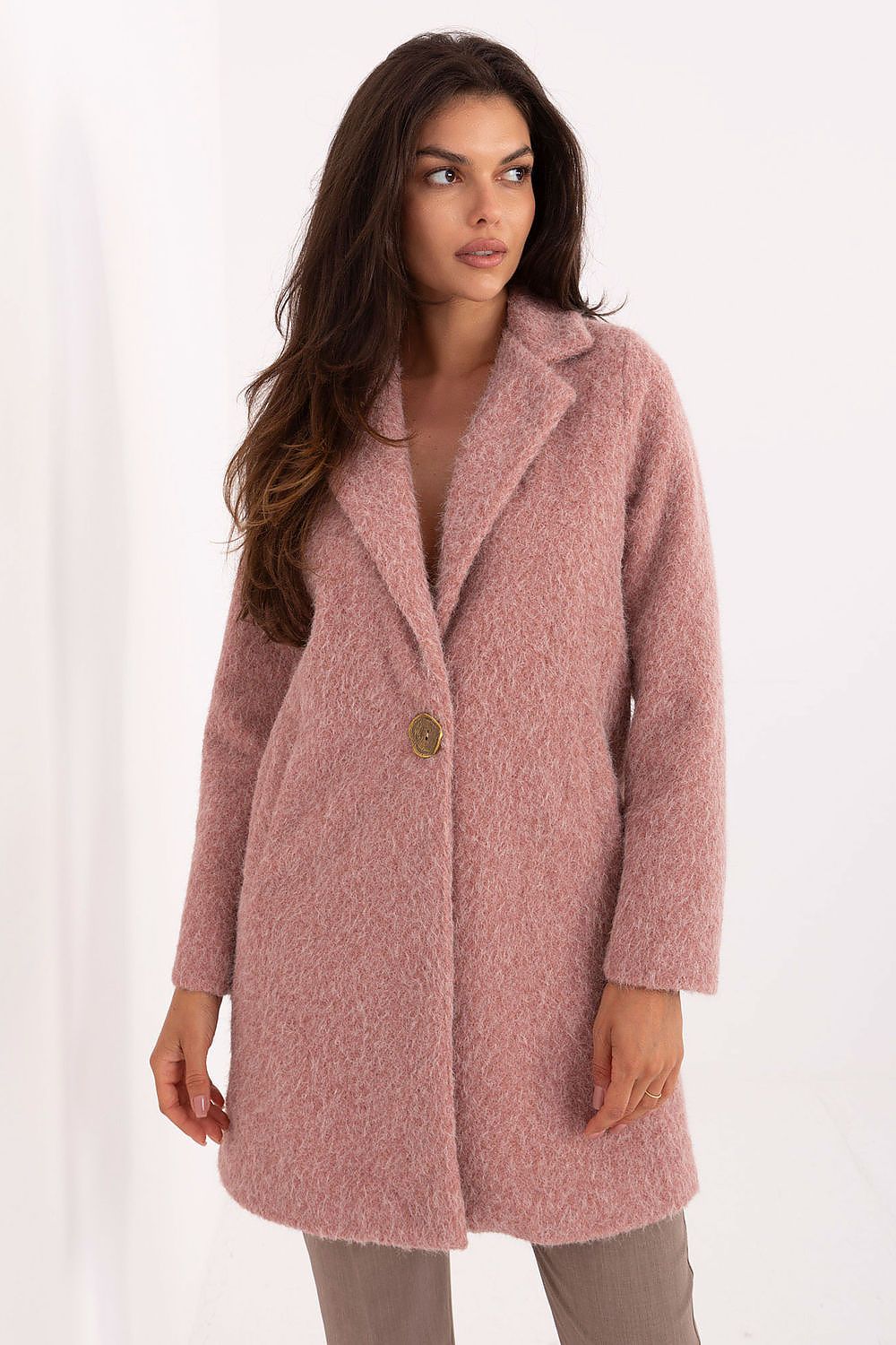 Stylish women's autumn/winter coat with slip pockets and a practical lining, designed by Factory Price for a versatile and elegant look.