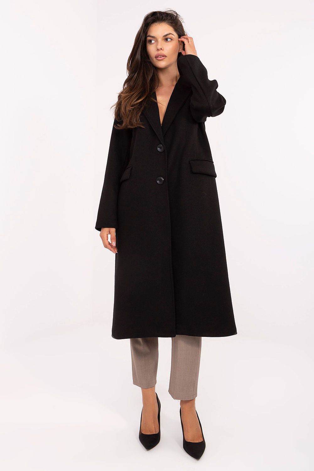 Chic women's coat featuring a single-breasted button closure and practical pockets, made by Factory Price.