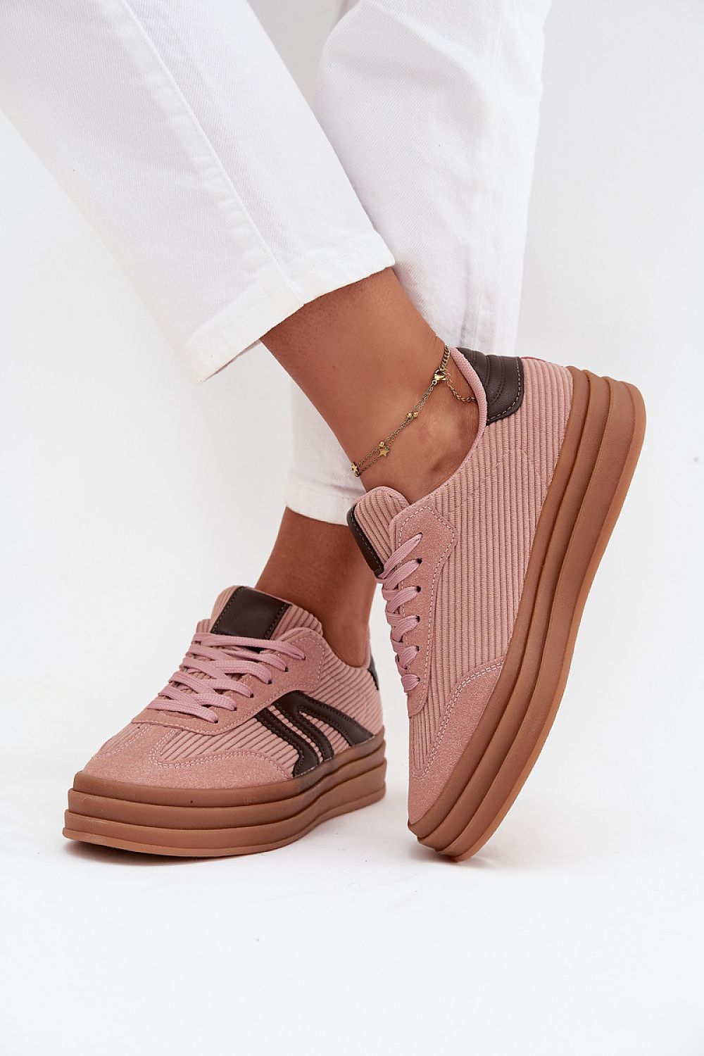 Elegant women's sneakers in sizes EU 36-41 by Step in Style, showcasing a stylish low profile ideal for urban fashion.