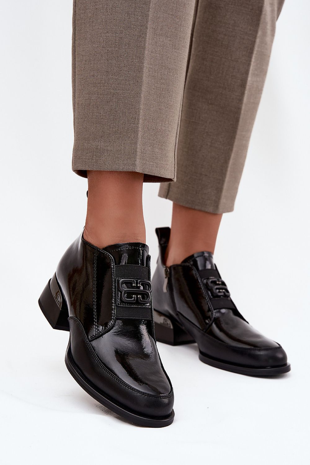 Elegant Vinceza women's low heeled shoes in natural leather with zipper closure, perfect for both casual and formal occasions.