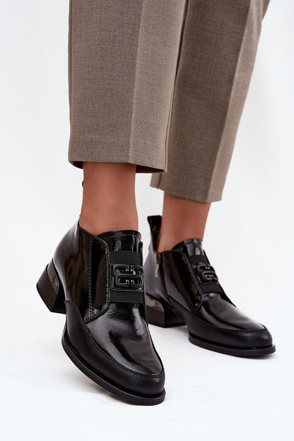 Elegant Vinceza women's low heeled shoes in natural leather with zipper closure, perfect for both casual and formal occasions.