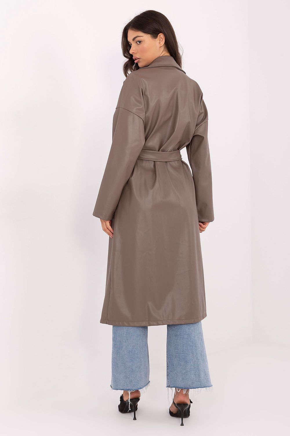Stylish timeless leather coat by Rue Paris in EU size 0, combining comfort and elegance for a fashionable everyday look.