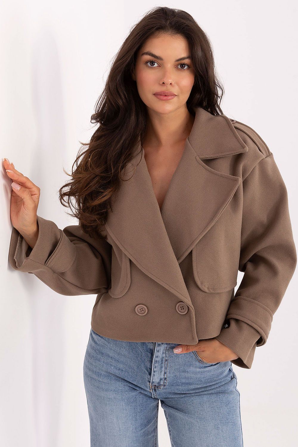 Elegant short women's trench coat in eco-leather by Rue Paris featuring a large collar and military epaulettes, ideal for stylish autumn looks.