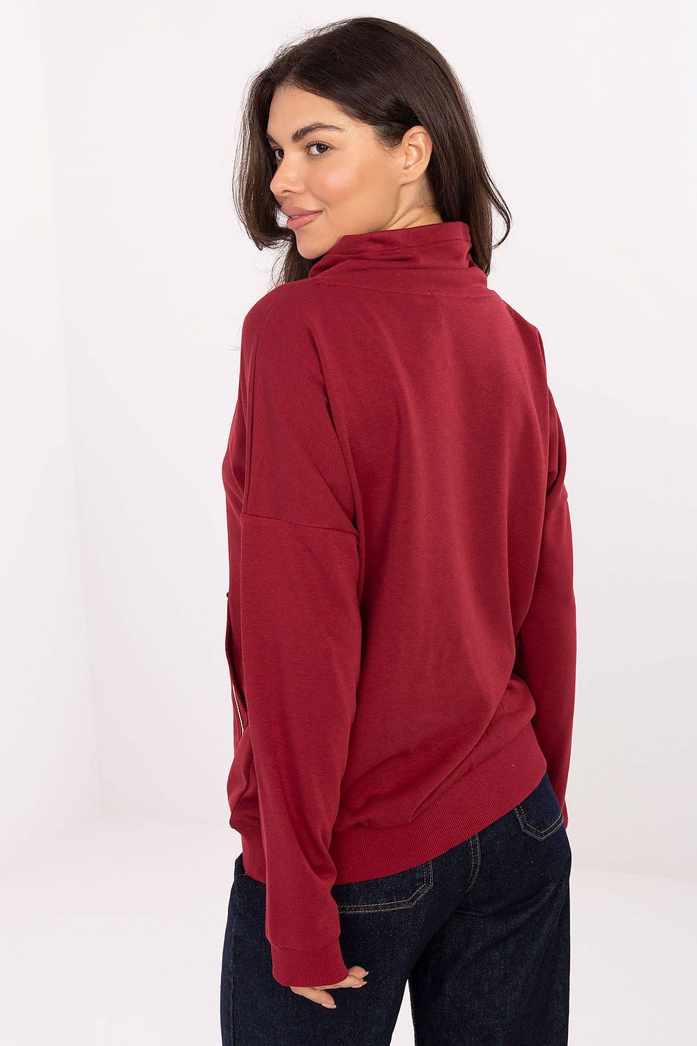 Sophisticated Rue Paris women's casual sweatshirt, combining style with functionality, featuring long sleeves and a practical kangaroo pocket.