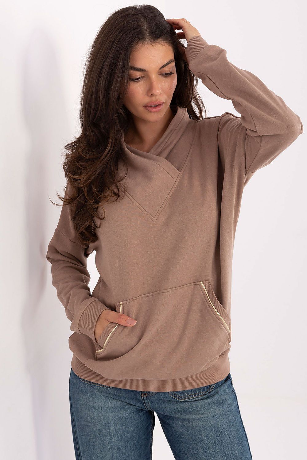 Versatile Rue Paris women's sweatshirt, combining comfort and luxury with its soft fabric and stylish design.