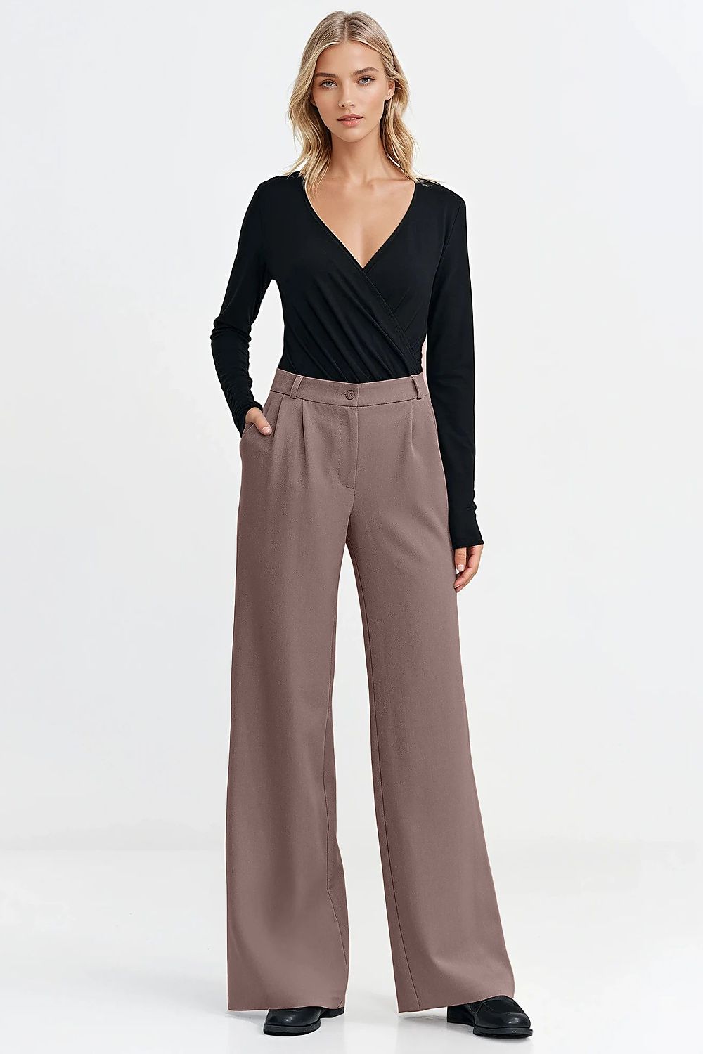 Luxury wide leg trousers for women by Nife, showcasing a refined silhouette with a medium waist and decorative pleats, perfect for chic everyday wear.