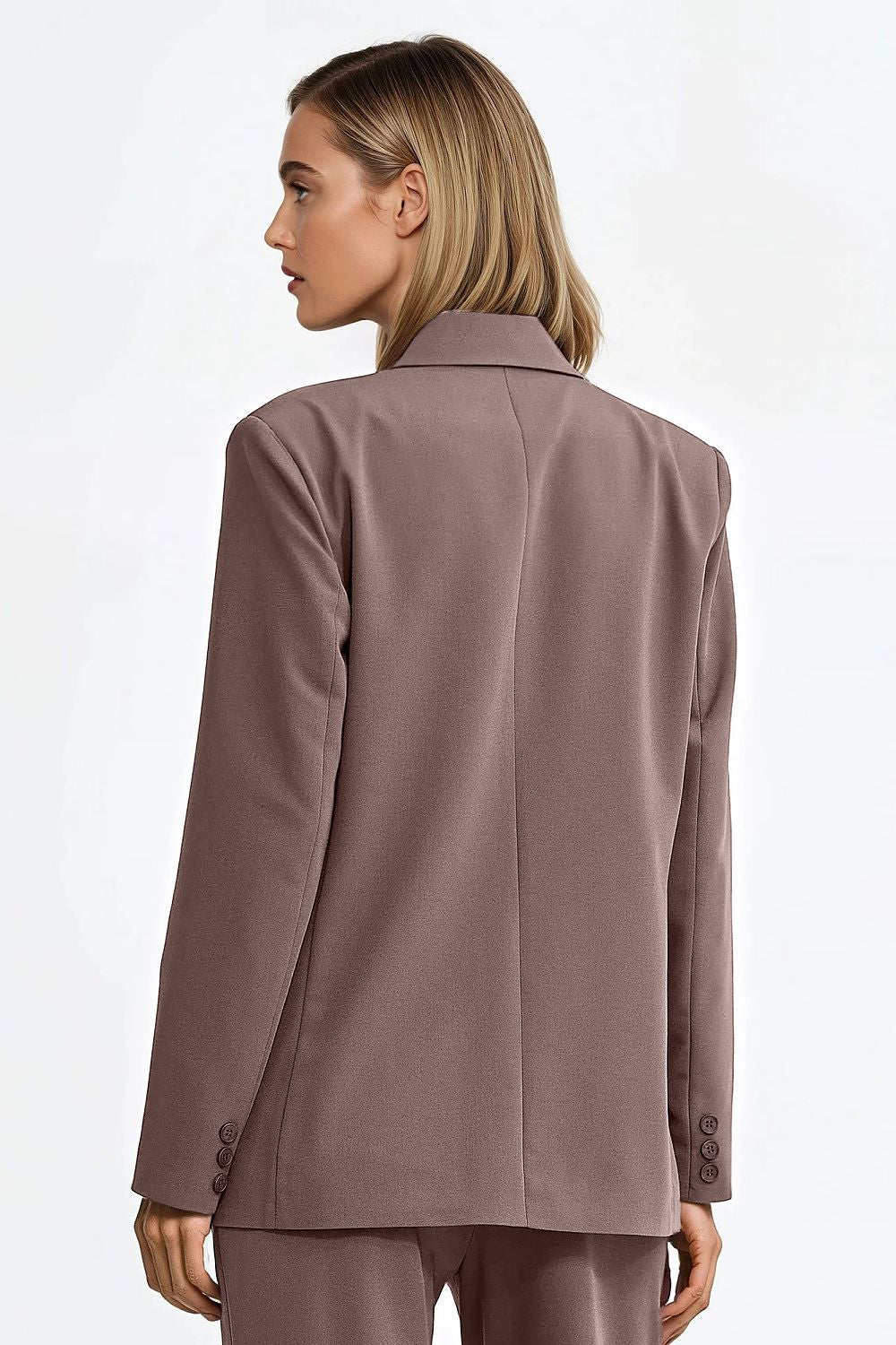 Stylish oversized blazer by Nife showcasing long sleeves with buttoned cuffs and shoulder pads for a beautifully shaped silhouette.