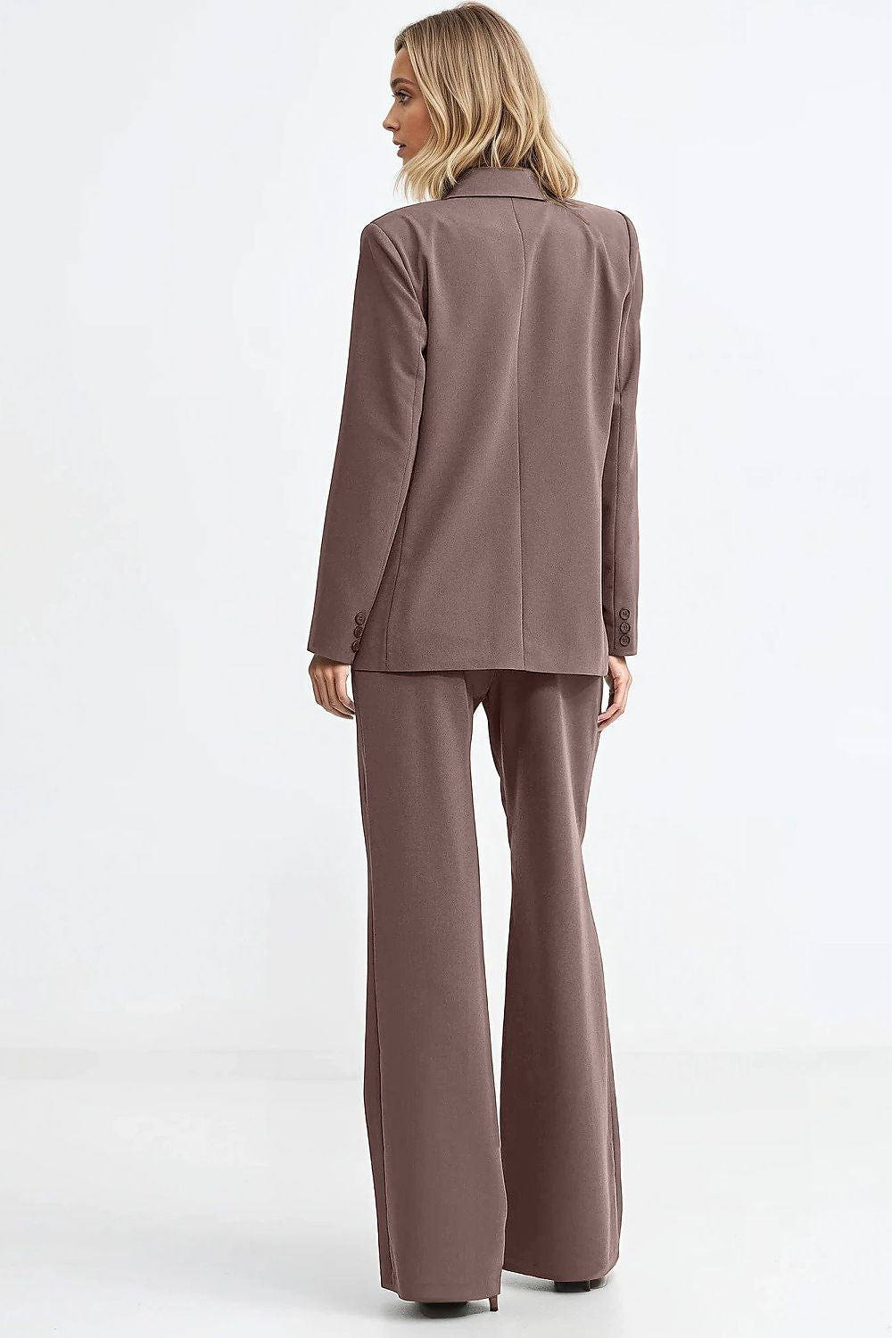Chic women's blazer by Nife, designed with a flattering length below the hip, ideal for a modern wardrobe.