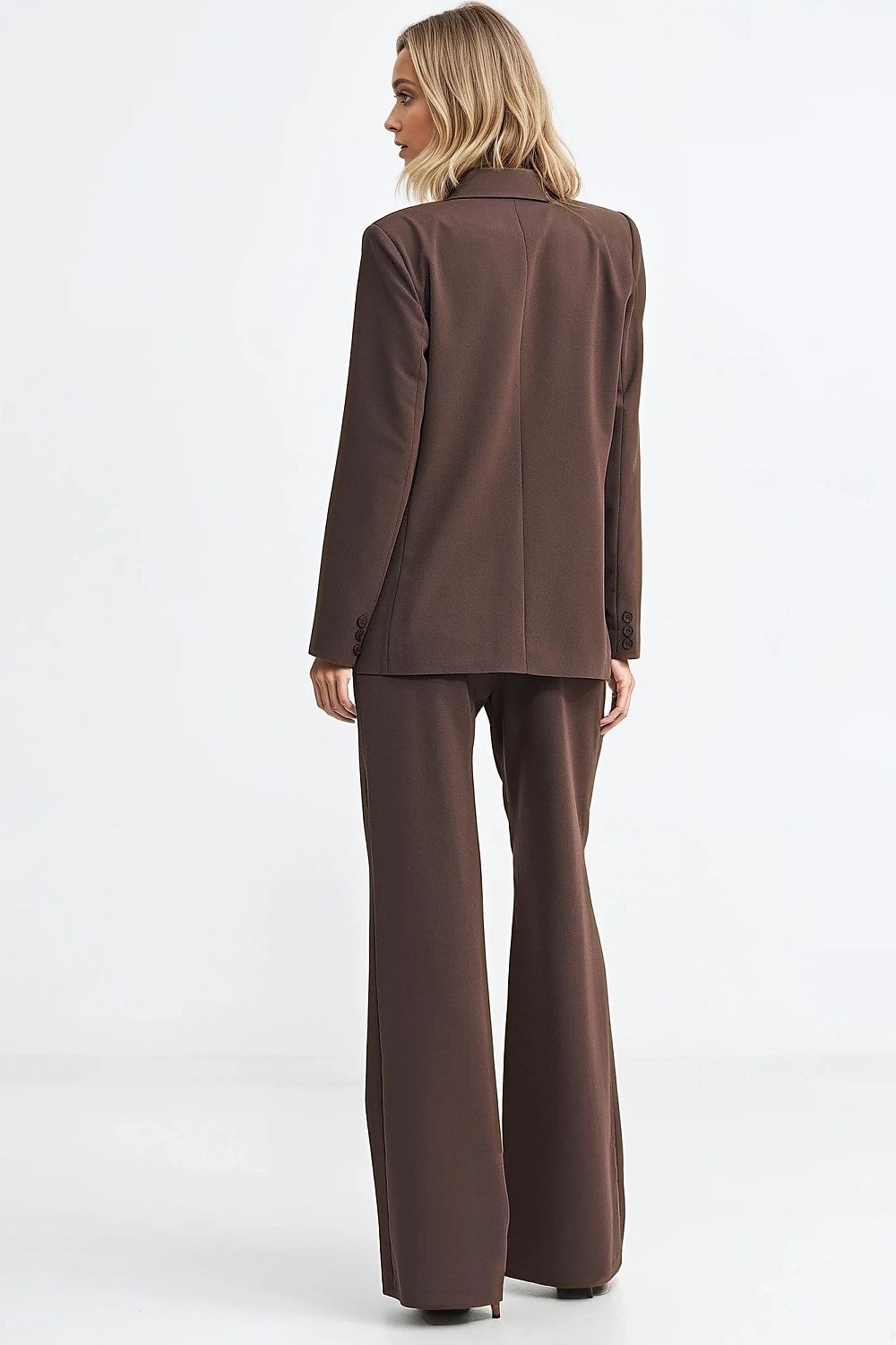 Elegant Nife women's blazer showcasing exquisite tailoring, shoulder pads, and a chic silhouette, perfect for a sophisticated modern wardrobe.