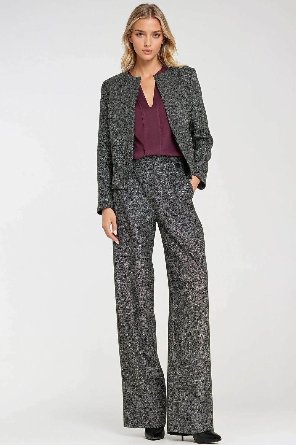 Stylish boxy jacket for women by Nife, showcasing a minimalist design with shoulder pads and luxurious melange fabric.