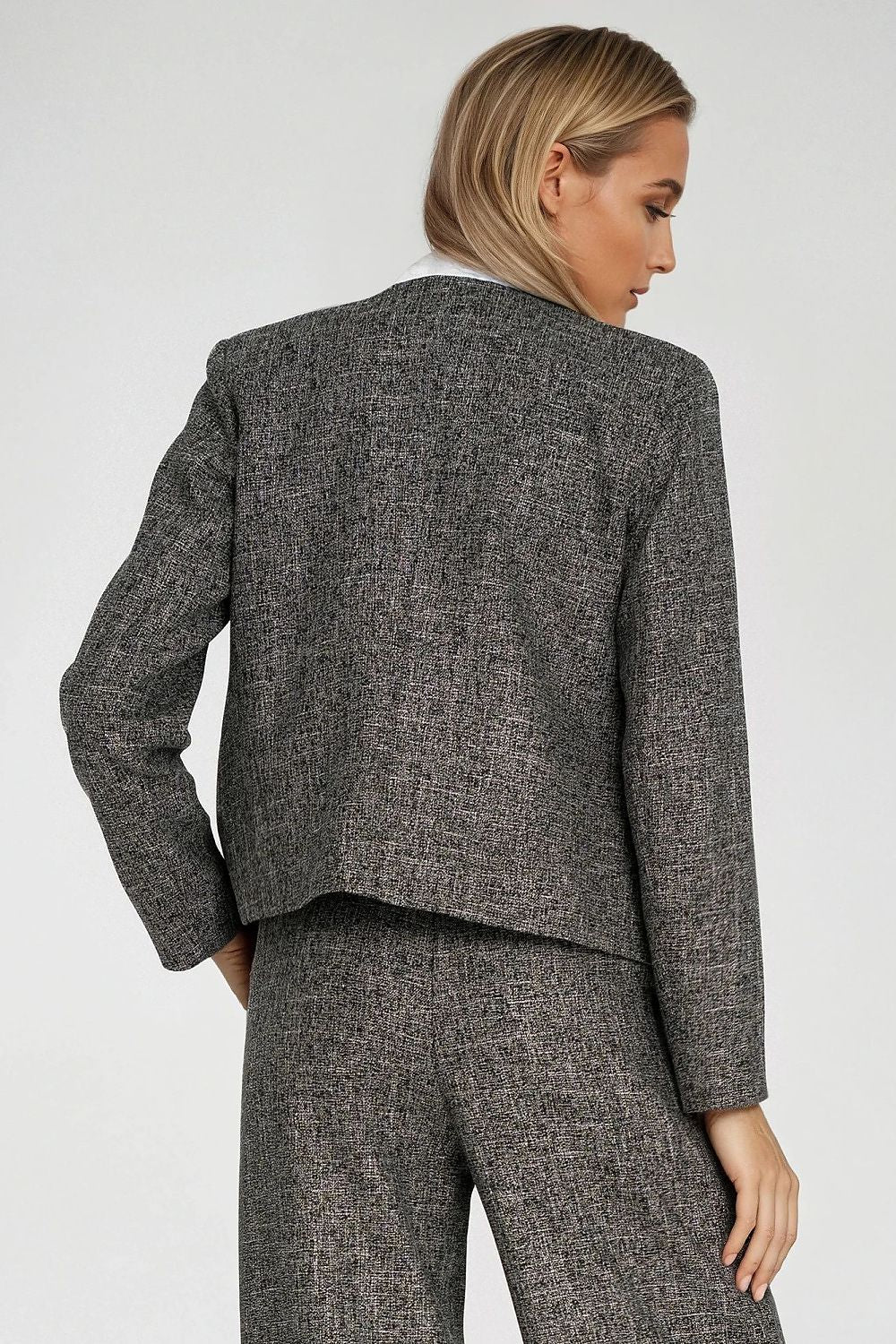 Nife's sophisticated women's boxy jacket, designed with shoulder pads and a unique melange effect, suitable for both formal and casual occasions.