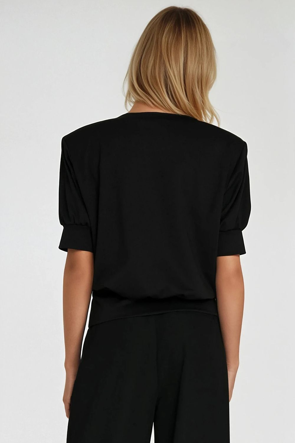 Nife oversized women's blouse in a flattering silhouette, emphasizing casual elegance with a versatile design suitable for various occasions.