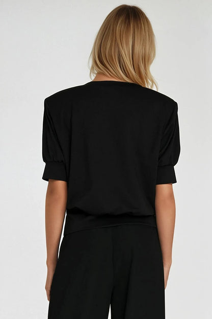 Nife oversized women's blouse in a flattering silhouette, emphasizing casual elegance with a versatile design suitable for various occasions.