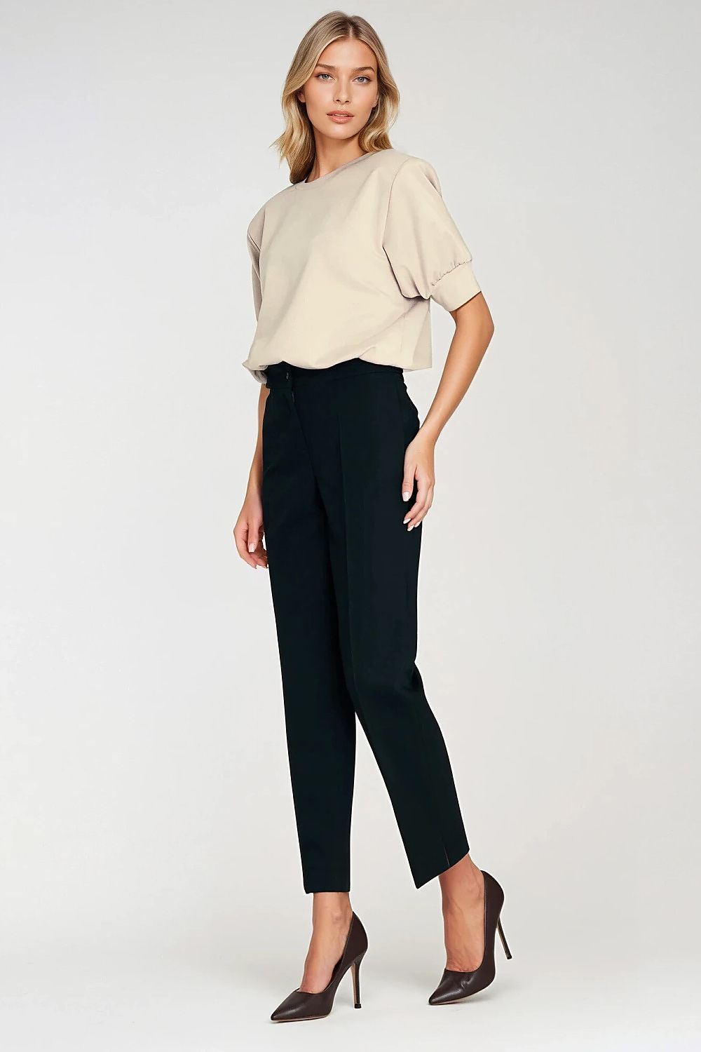 Nife stylish oversized blouse in elegant fabric with short sleeves designed for a comfortable fit, perfect for casual elegance.