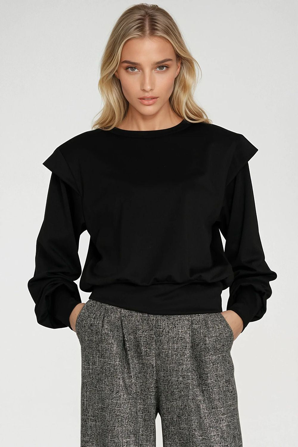 Luxurious elegant oversized women's sweatshirt by Nife featuring shoulder pads, round neckline, and dropped shoulder design, perfect for a stylish casual look. Available in sizes EU 36 to 42.