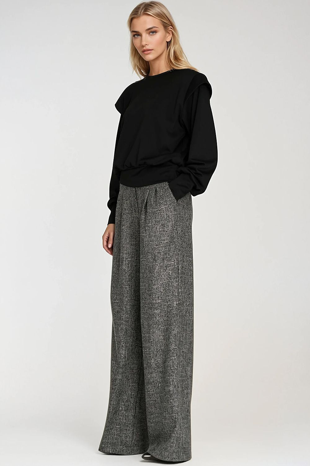 Chic Nife oversized sweatshirt with shoulder pads, crafted for comfort and modern elegance, ideally paired with everyday or fashionable outfits, offered in sizes EU 36 to 42.