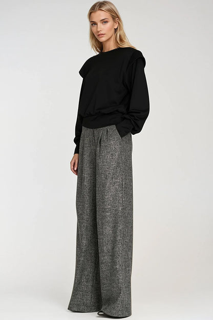 Chic Nife oversized sweatshirt with shoulder pads, crafted for comfort and modern elegance, ideally paired with everyday or fashionable outfits, offered in sizes EU 36 to 42.