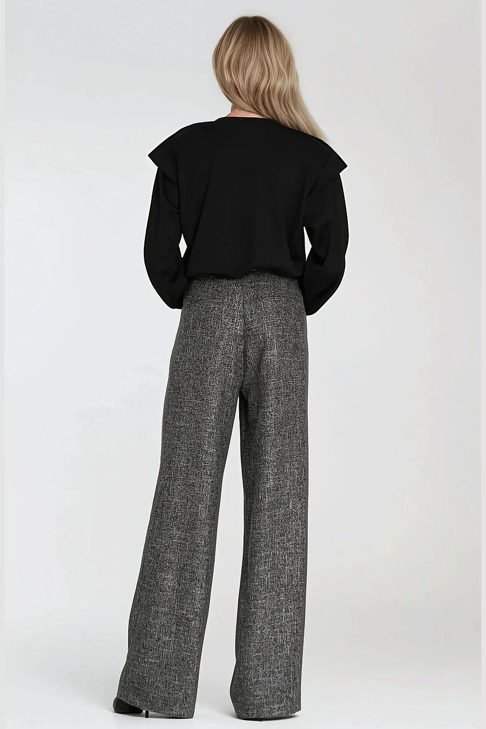 Elegant oversized women's sweatshirt by Nife featuring stylish shoulder pads and ribbed detailing, available in sizes EU 36 to 42.