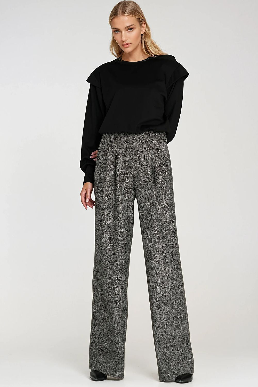 Luxurious women's oversized sweatshirt from Nife, designed with comfort and sophistication in mind, showcasing shoulder pads and a chic round neckline.