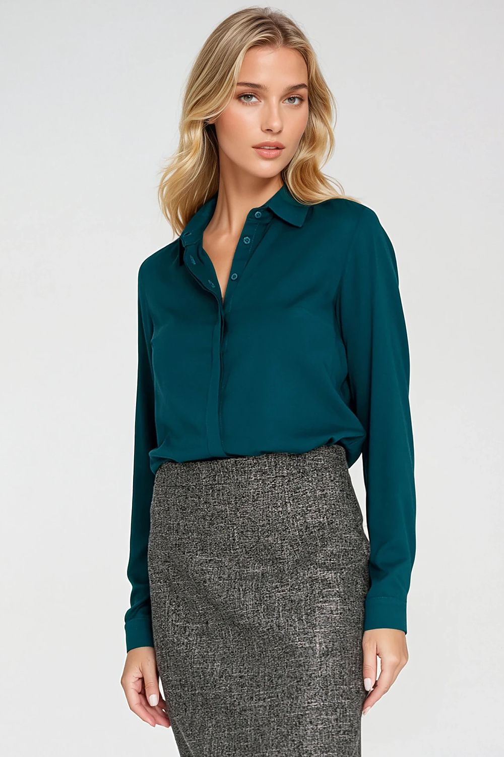 Elegant Nife Classic Women's Long Sleeve Shirt in soft viscose, showcasing minimalist design and available in sizes EU 36-42.