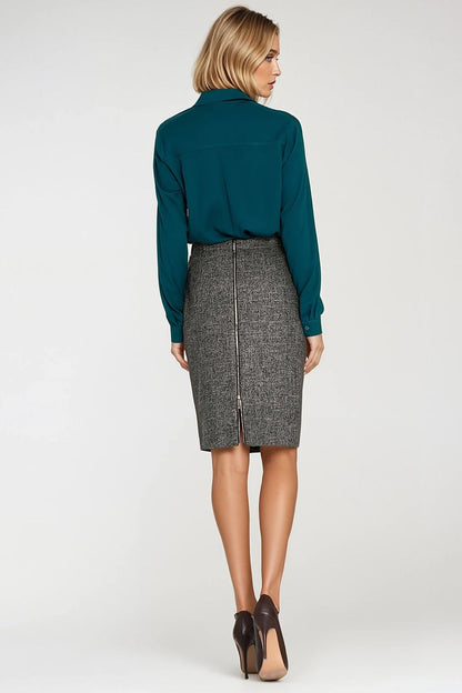 Chic Nife Classic Women's Long Sleeve Shirt demonstrating a versatile cut and luxurious viscose texture, an essential piece for every elegant wardrobe.