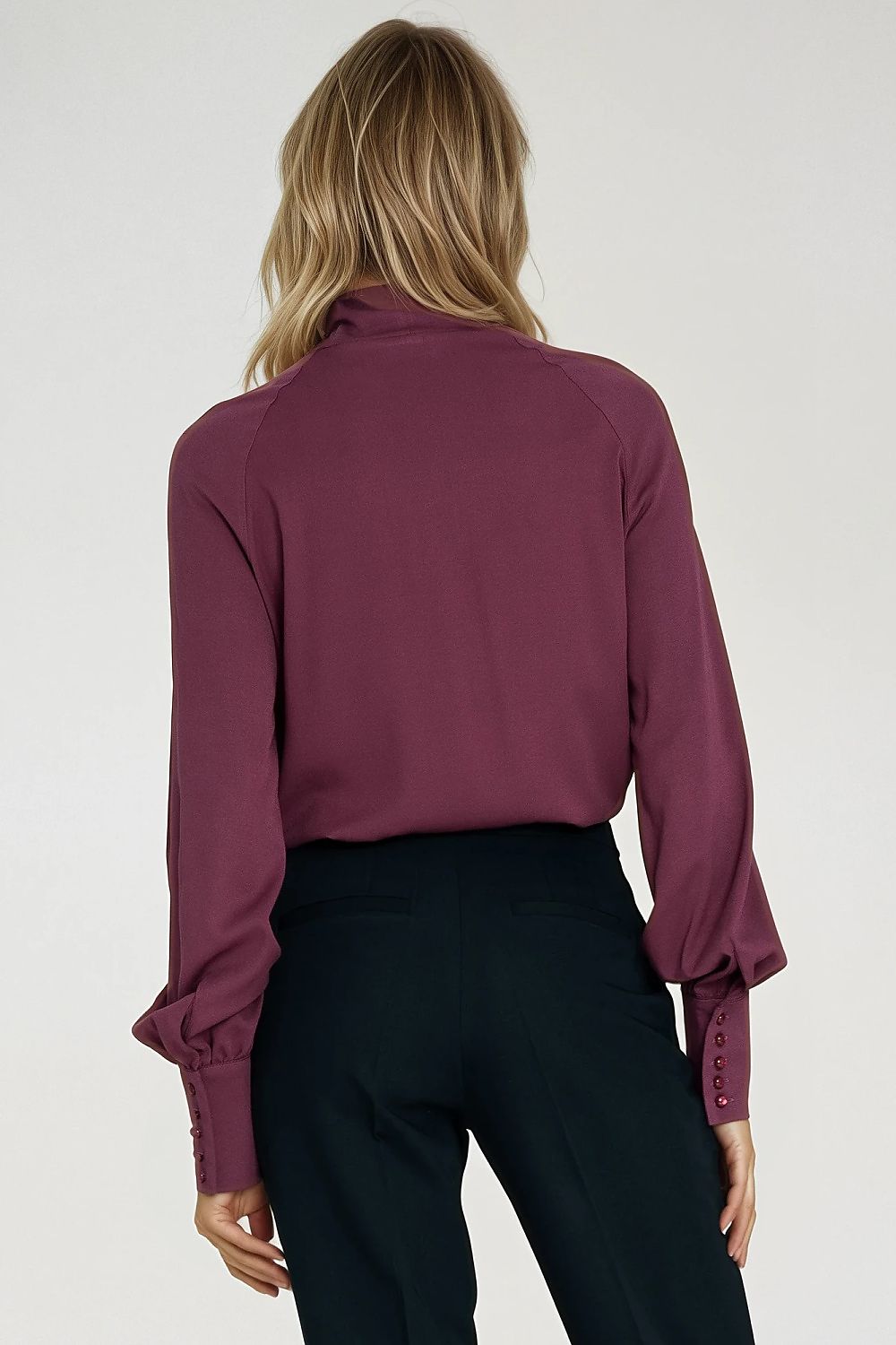 Stylish knot feature of the Nife women's blouse's scarf tie, demonstrated in a chic bow, offering versatility for modern wardrobe styling.