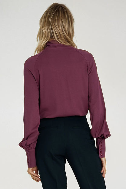 Stylish knot feature of the Nife women's blouse's scarf tie, demonstrated in a chic bow, offering versatility for modern wardrobe styling.