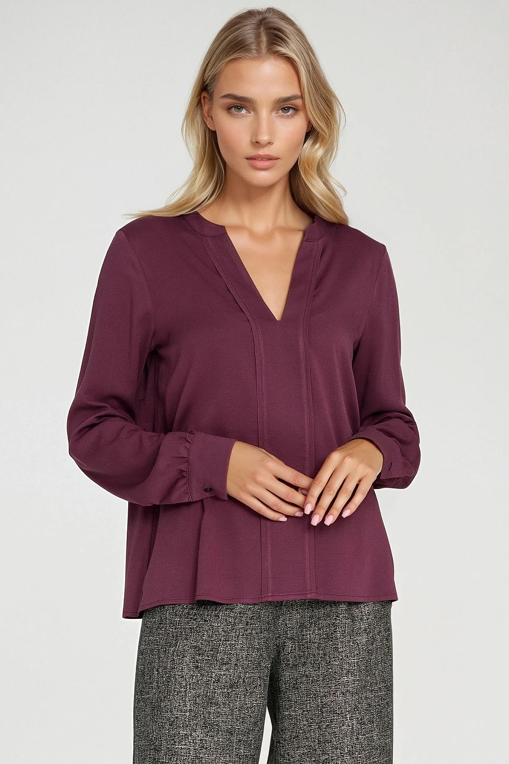 Stylish Nife blouse in elegant viscose, with a sophisticated V-neck and classic design suitable for both casual and professional wear.