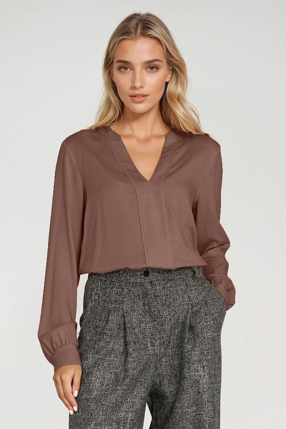 Chic viscose blouse by Nife, encompassing a timeless silhouette with long sleeves and an elegant pleat for a refined women's fashion statement.