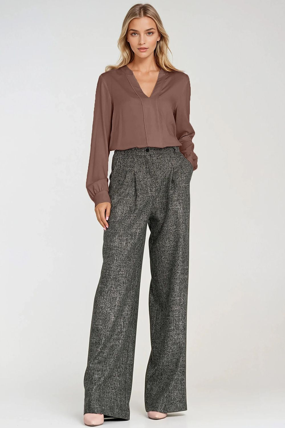 Nife's classic women's blouse in light viscose, adorned with a flattering V-neck and pleat, perfect for enhancing elegance in any outfit.