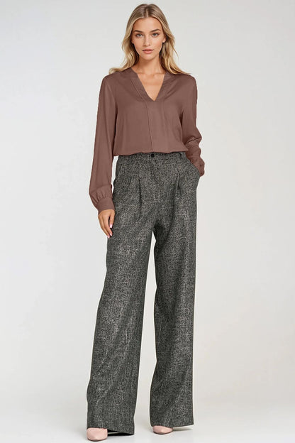 Nife's classic women's blouse in light viscose, adorned with a flattering V-neck and pleat, perfect for enhancing elegance in any outfit.