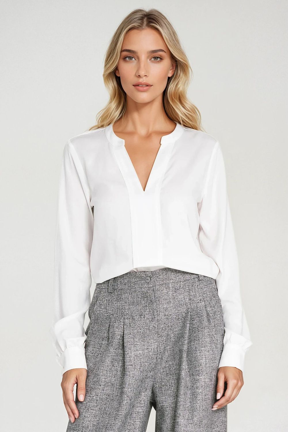 Close-up of Nife's viscose blouse detailing with wide pleat and V-neck, ideal for sophisticated casual or office wear.