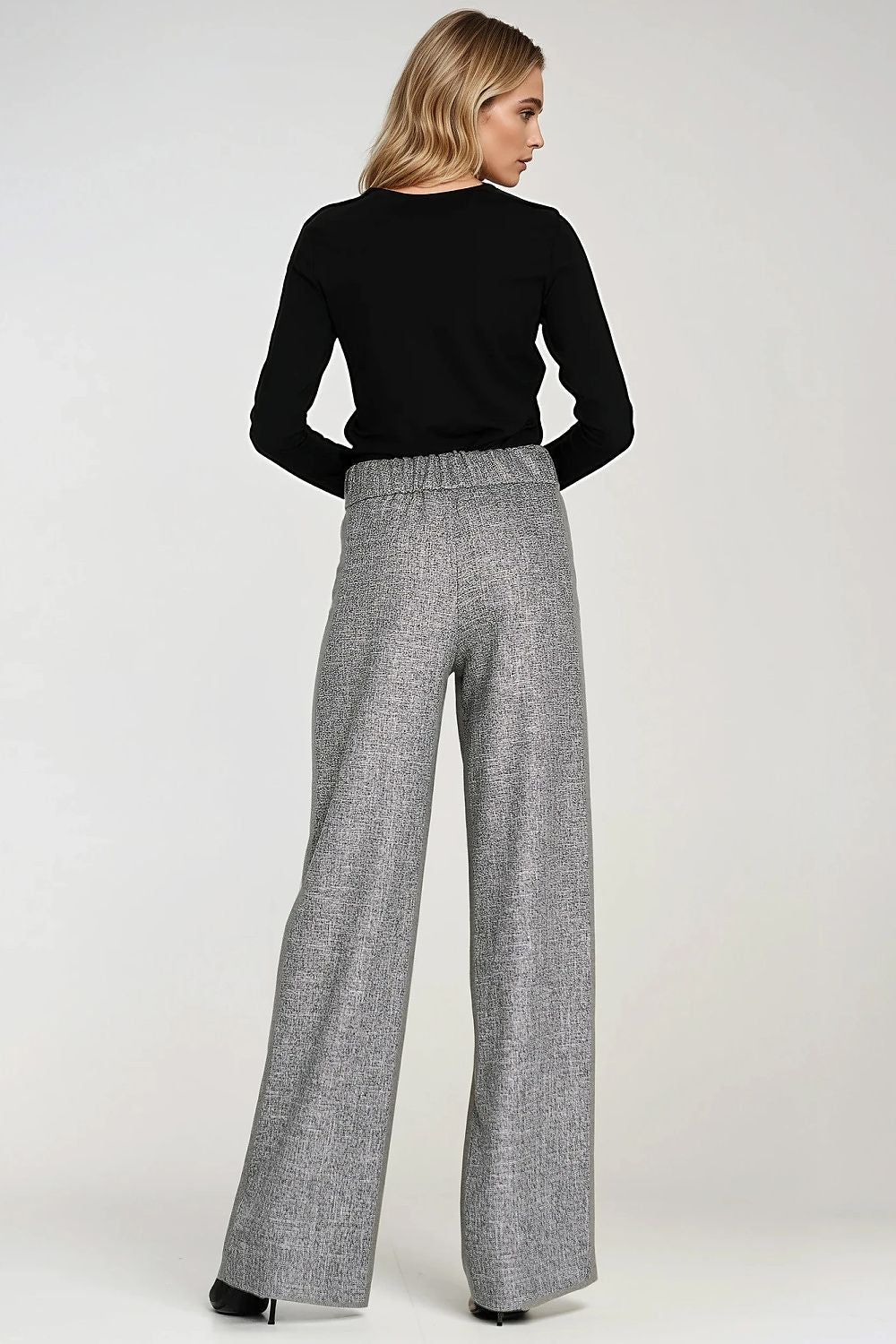 Stylish long-sleeved women's blouse by Nife crafted from elastic material, accentuating comfort and elegance.