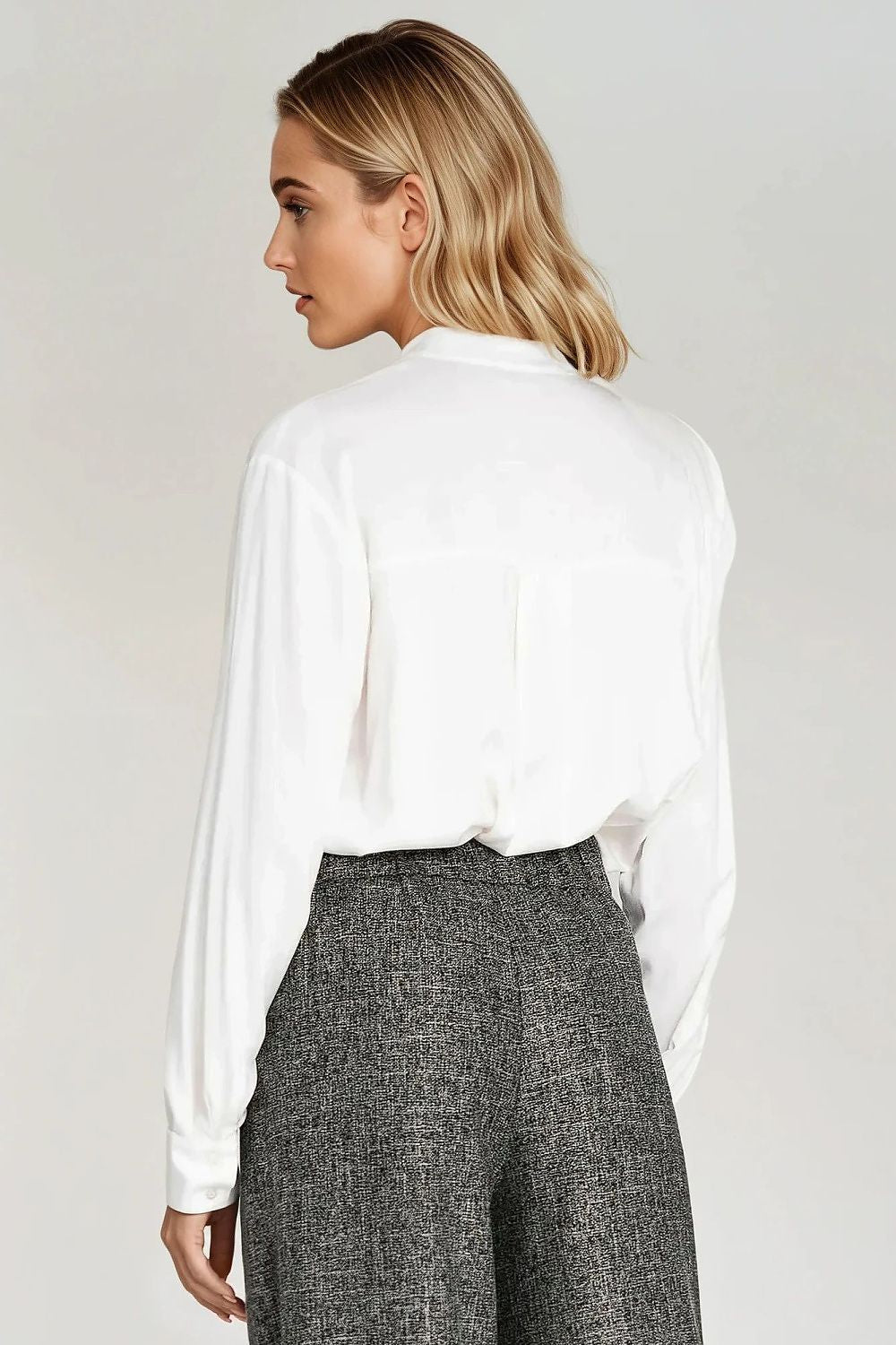 Close-up of the luxurious viscose fabric of the oversized blouse by Nife, featuring a minimalist button-up detail and elegant collar for refined sophistication.