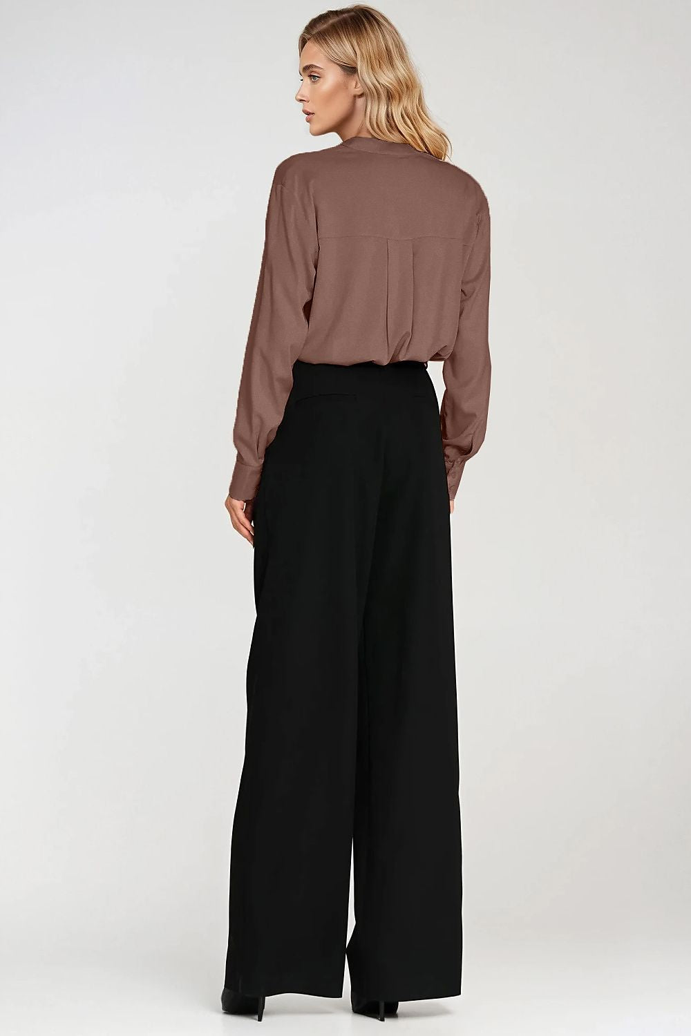 Elegant oversized polo neck blouse by Nife, crafted from lightweight viscose for a luxurious feel, showcasing a classic design with a stand-up collar and long sleeves, perfect for stylish everyday wear.