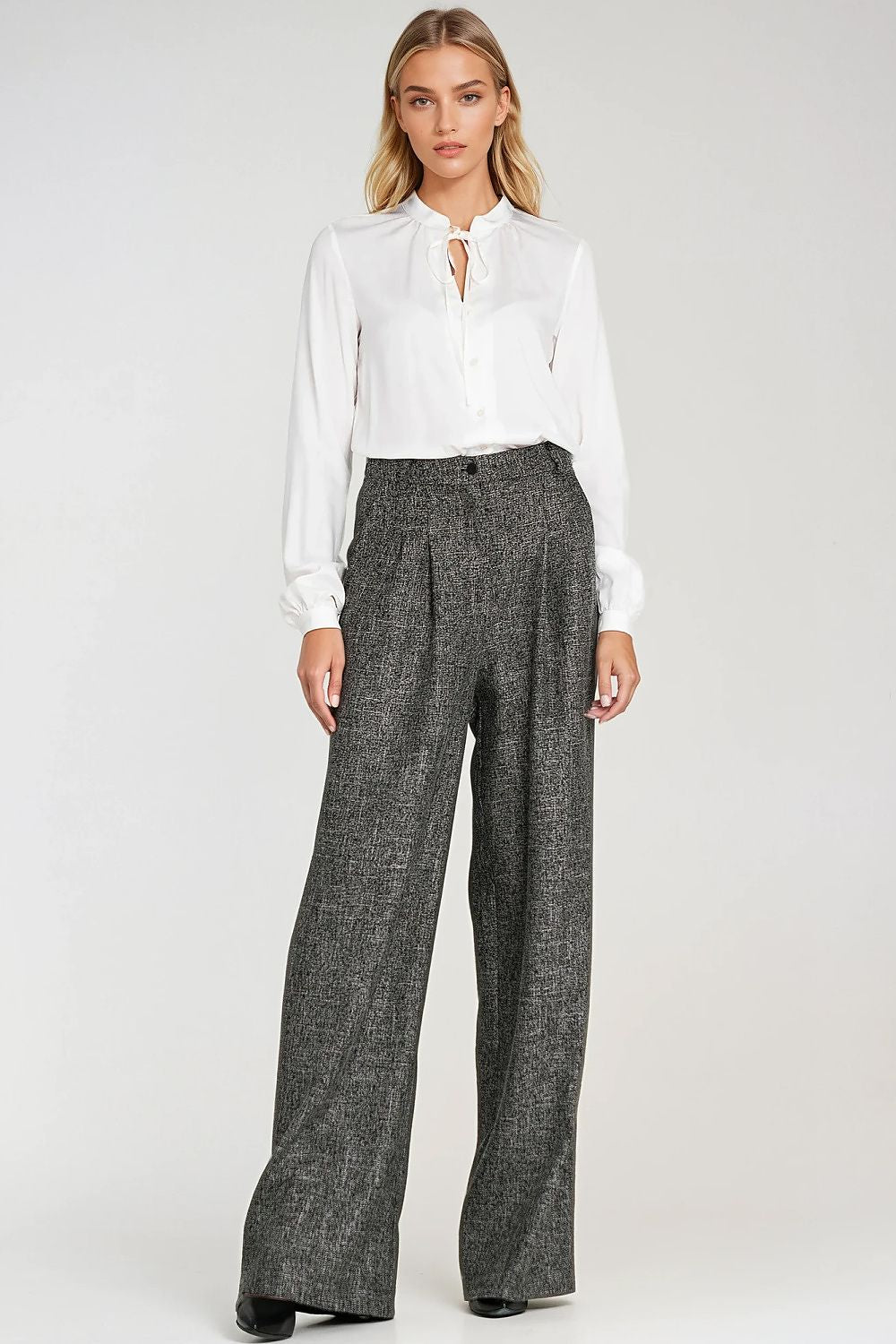 Detailed close-up of the Nife long sleeve viscose shirt featuring a delicate neck tie and decorative slit neckline, perfect for stylish office wear.