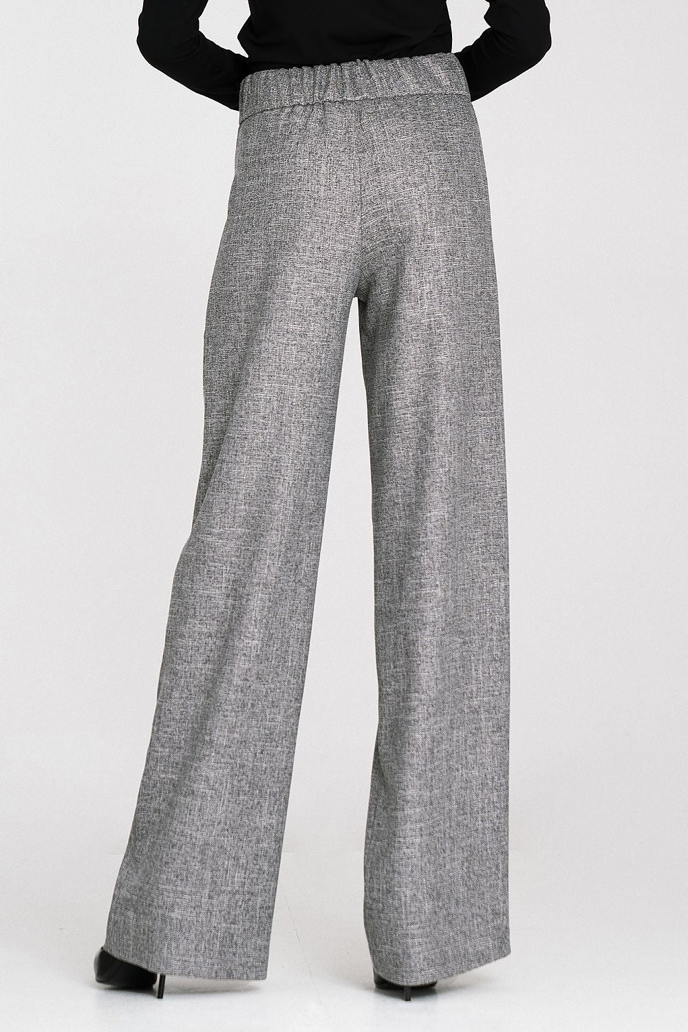 Elegant wide leg trousers by Nife in a relaxed fit with high waist and decorative pleats, showcasing modern style and comfort.