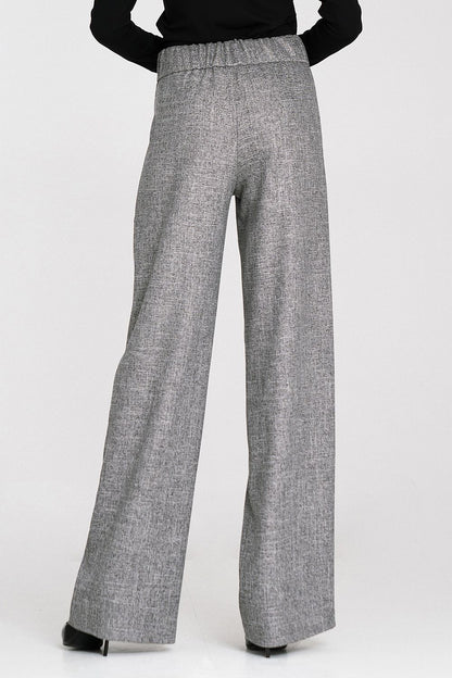 Elegant wide leg trousers by Nife in a relaxed fit with high waist and decorative pleats, showcasing modern style and comfort.