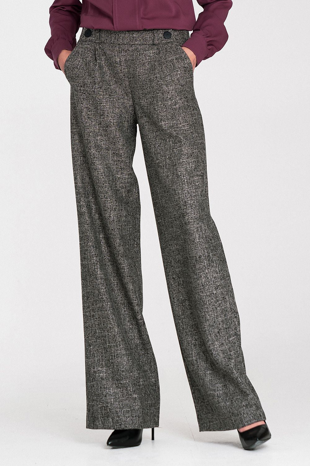 Nife's sophisticated high waist trousers with wide legs, featuring an elastic waistband and decorative buttons for an elegant silhouette.