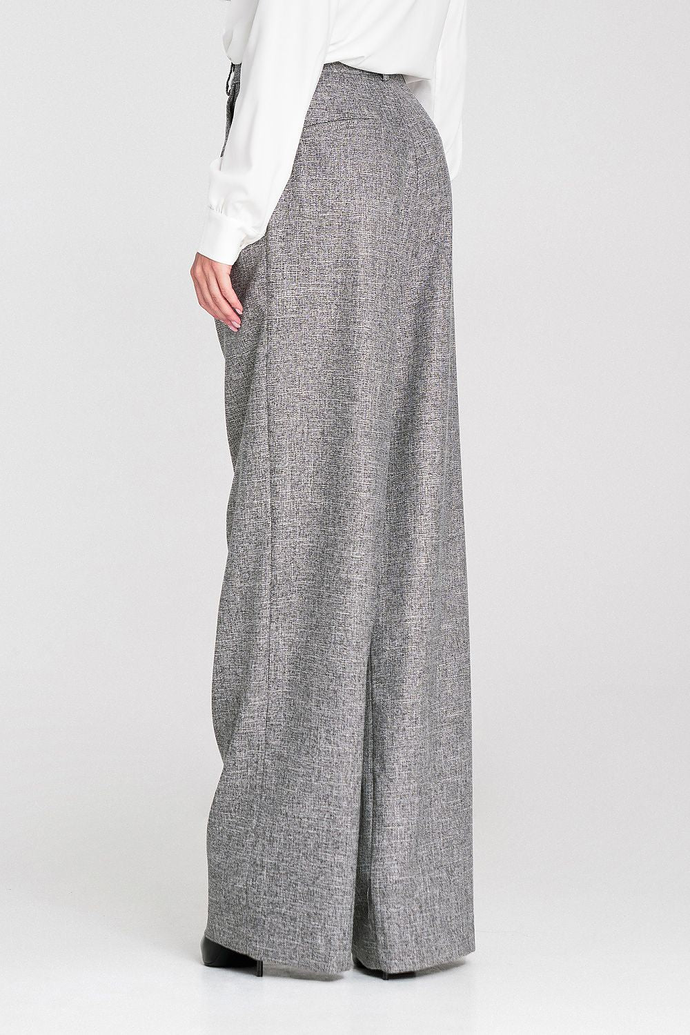 Side view of Nife's sophisticated wide leg trousers in a relaxed fit, demonstrating comfort and contemporary style for women.