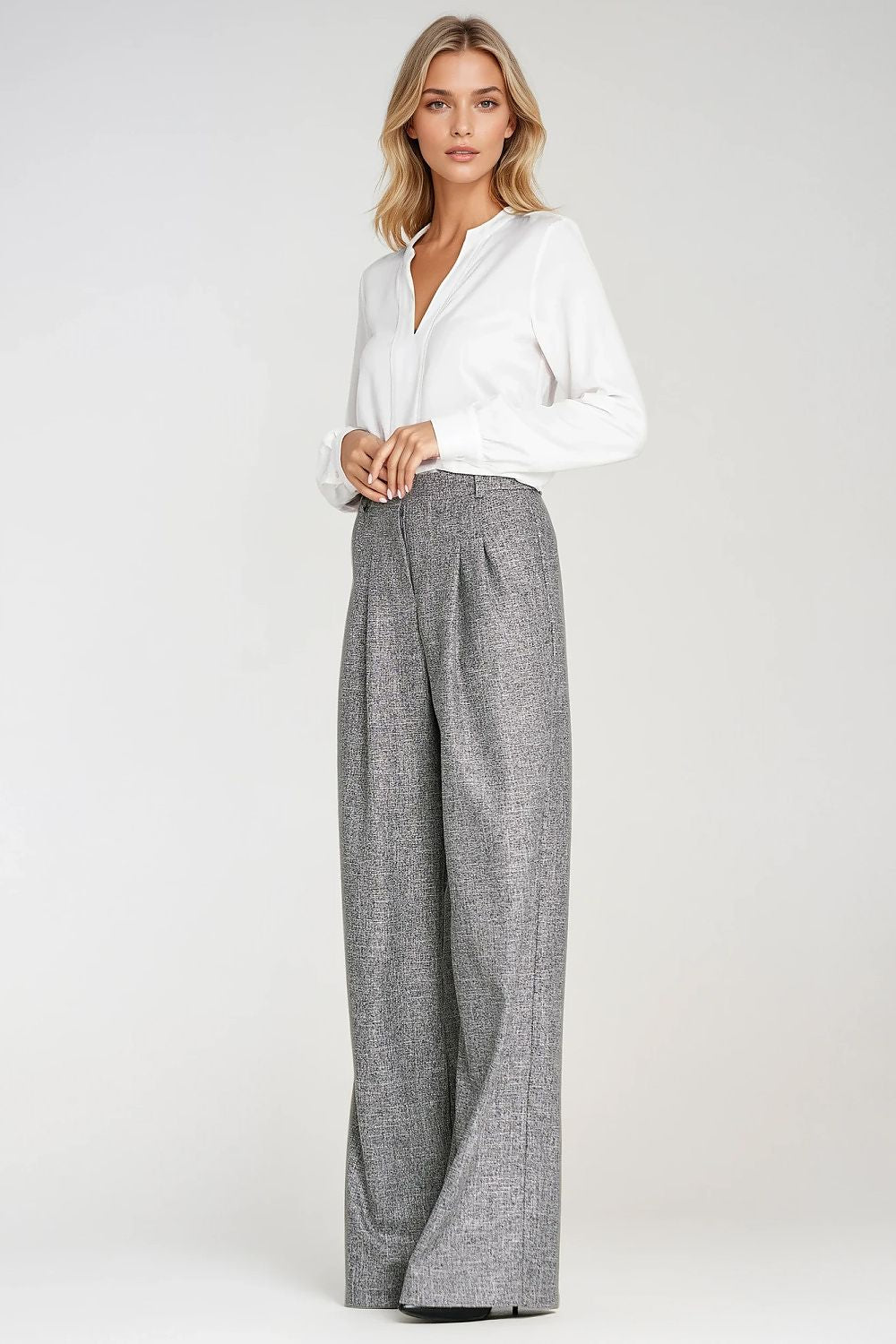 Back view showcasing the classic pocket design of Nife's women's high-waist trousers, perfect for casual and elegant outfits.